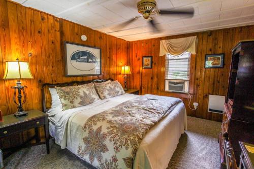 Cama o camas de una habitación en Mountainaire Inn and Log Cabins