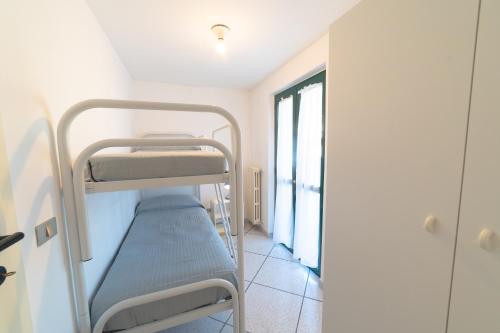 Camera ospedaliera con 2 letti a castello e una finestra di Le Pesche - Centro storico a Vasto