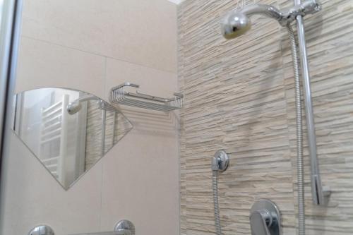 una doccia in un bagno con uno specchio di Le Pesche - Centro storico a Vasto