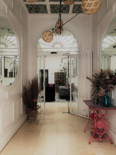 a hallway with arched ceilings and a table in a room at Hostal Hom Museo in Seville