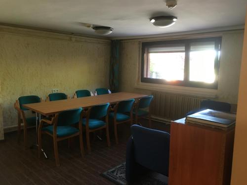 une salle de conférence avec une table et des chaises en bois dans l'établissement Ośrodek Wypoczynkowy Zapalenica, à Szczyrk