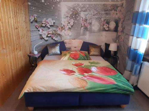 Penzion Tony-APP Beroun في بيرون: غرفة نوم بها سرير عليه زهور