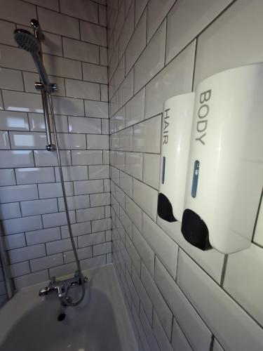 ein Badezimmer mit Badewanne und Waschbecken in der Unterkunft 3 Bed House with Garage, NR BPW & Brecon Beacons National Park in Cefn-coed-y-cymmer