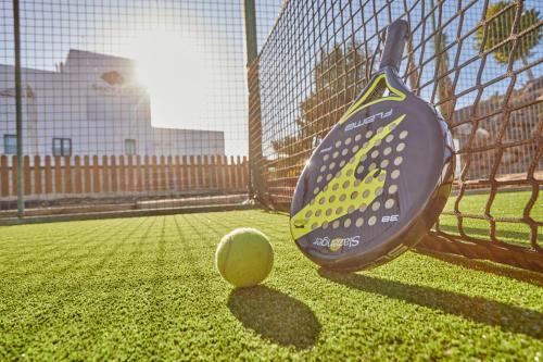 Instalaciones para jugar a tenis o squash en Secrets Lanzarote Resort & Spa - Adults Only (+18) o alrededores