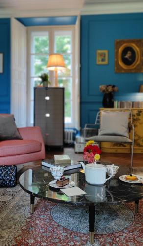 a living room with a couch and a coffee table at CHATEAU DE BRINVILLE in Saint-Sauveur-sur-École