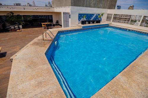 A piscina localizada em Like Ü Hotel Goiânia ou nos arredores