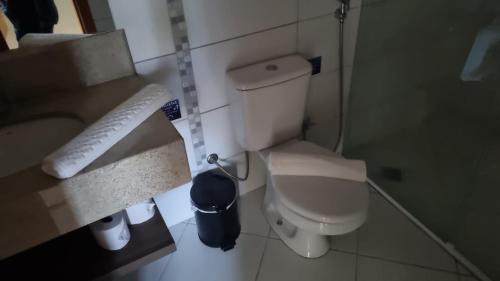 a small bathroom with a toilet and a sink at Condominio Barretos Thermas Park - Condohotel in Barretos