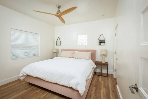 Łóżko lub łóżka w pokoju w obiekcie The cottage at Scottsdale bungalows
