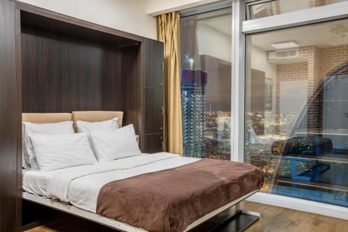 モスクワにあるRockmond 60 Junior Suiteのベッドルーム1室(ベッド1台、大きな窓付)