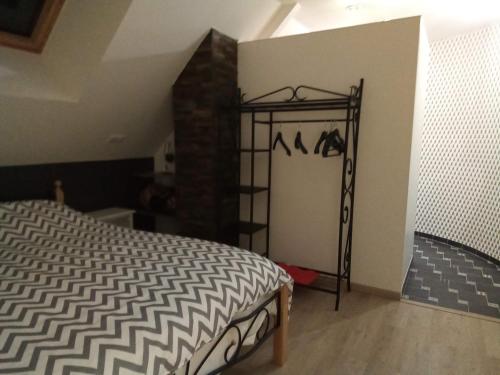 une chambre avec un lit dans une pièce dans l'établissement La Pause 18, à Jars