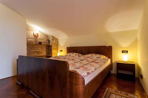 una camera con un grande letto e un muro di mattoni di Apartment in Porat/Insel Krk 13032 a Porat