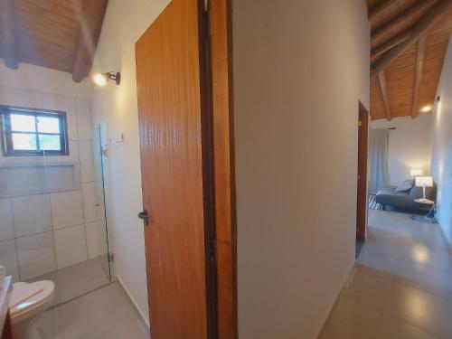 Habitación con baño con ducha y aseo. en Cepilho - Flat com cozinha, 50mts da Praia, Churr, Piscina, WiFi eficiente, Netflix, en Paraty