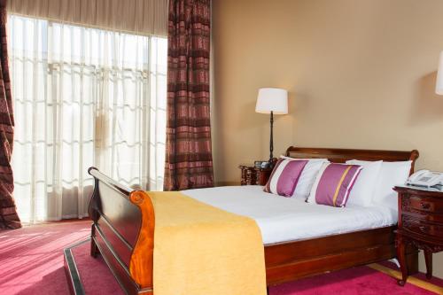 a hotel room with a bed and a window at VR Hamilton in Hamilton