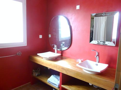 a bathroom with two sinks and a mirror at Un coin de campagne à 4km de la mer pour 4 à 6 personnes in Portiragnes