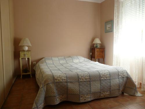 a bedroom with a bed and a window at Un coin de campagne à 4km de la mer pour 4 à 6 personnes in Portiragnes
