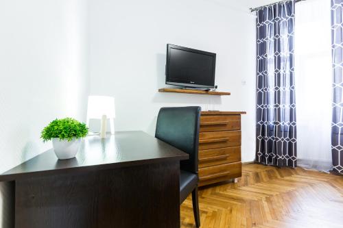TV a/nebo společenská místnost v ubytování Апартаменти на Романчука в центрі