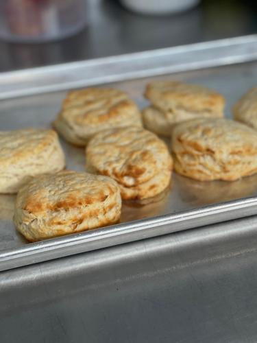 un tas de beignets sur une plaque de cuisson dans l'établissement Arizona Sunset Inn & Suites, à Willcox