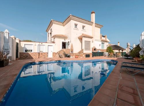 una gran piscina frente a una casa en Luxury Sunny Villa, en Málaga