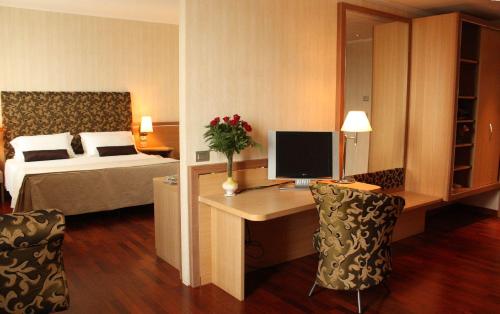 Ένα ή περισσότερα κρεβάτια σε δωμάτιο στο Poli Hotel