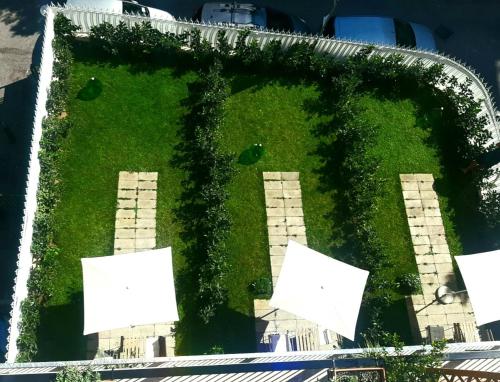 widok z góry na dziedziniec z trawą i białymi znakami w obiekcie Maison Ligea w Sorrento