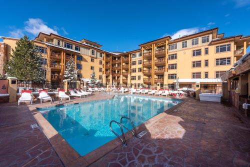 uma piscina num hotel com cadeiras e um resort em Best Ski in Out Location Next to Gondola, 2 Bedroom, C211 em Park City