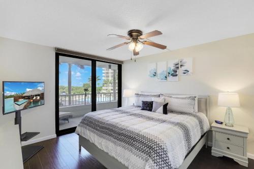 Postel nebo postele na pokoji v ubytování Splendid beachfront condo with heated pool and tennis