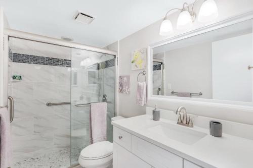 Koupelna v ubytování Splendid beachfront condo with heated pool and tennis