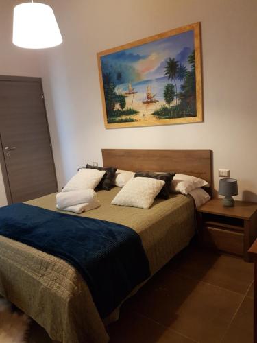 um quarto com duas camas e um quadro na parede em Mazzi House Garden em Dossobuono