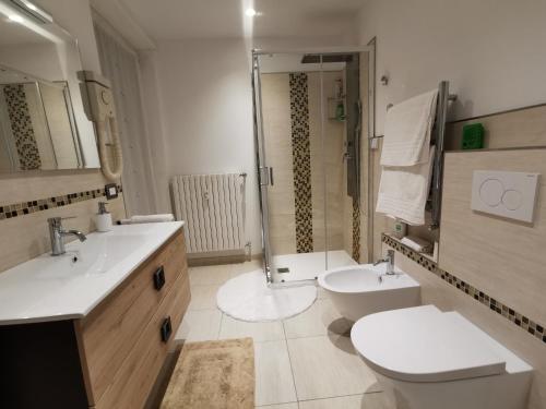 ein Bad mit einem WC, einem Waschbecken und einer Dusche in der Unterkunft Residenza Le Torri in Tirano