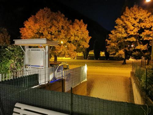 una parada de autobús al lado de una carretera por la noche en Residenza Le Torri en Tirano