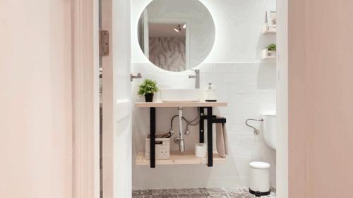 łazienka z umywalką i lustrem w obiekcie Luxury Casa Maribel Puerto Del Carmen w Puerto del Carmen