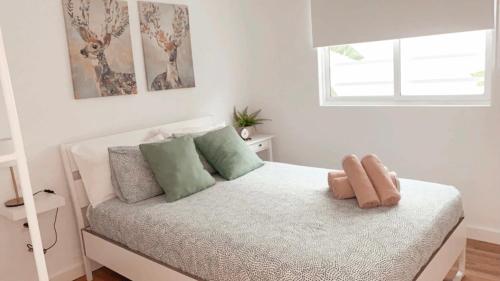 een slaapkamer met een bed met 2 kussens en een raam bij Luxury Casa Maribel Puerto Del Carmen in Puerto del Carmen