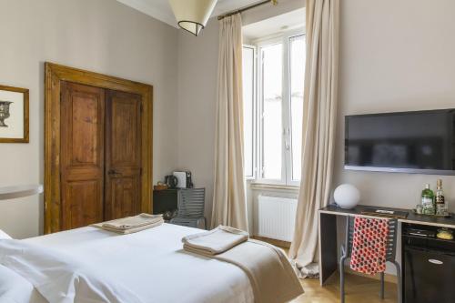 1 dormitorio con 1 cama grande y TV en NavonaMyHome, en Roma