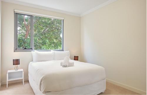 Cama o camas de una habitación en Warrawee Premium 2 Bed Apartment w Large Balcony and Secure Parking