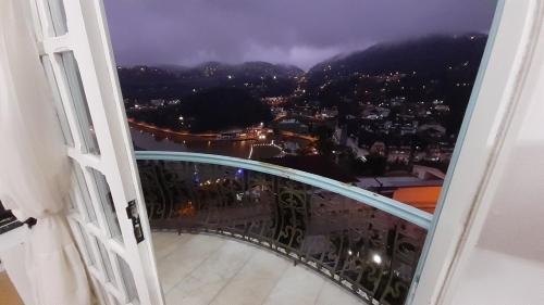 an open window with a view of a city at Solar Gema da Serra in Petrópolis