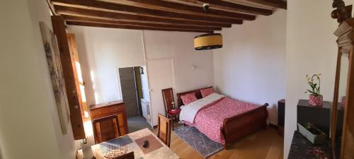 une petite chambre avec un lit dans une pièce dans l'établissement Cosy idéal, appart vue sur le port et le château, plein centre, stationnement facile, à Sablé-sur-Sarthe