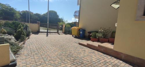 a brick walkway next to a building with potted plants at Complesso turistico Aurora - Appartamenti in Poggio Picenze