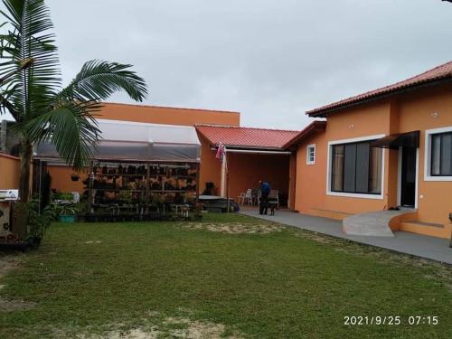 a building with a lot of books in a yard at Hospedagem Familiar Yamane in Ilha Comprida