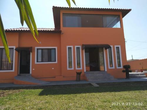 a house with an orange at Hospedagem Familiar Yamane in Ilha Comprida