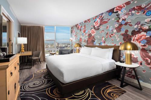 una camera d'albergo con un grande letto e una scrivania di Versante Hotel a Richmond