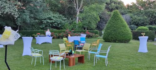 a group of chairs and tables in a yard at CHATEAU DE BRINVILLE in Saint-Sauveur-sur-École