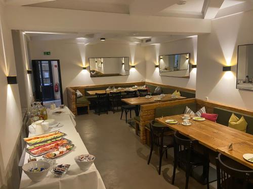 a dining room with tables and chairs and a restaurant at Hotel Restaurant Goldenes Ross in Göllheim
