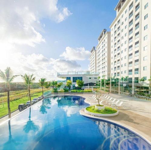 uma grande piscina em frente a um grande edifício em Salinas Park Resort em Salinópolis