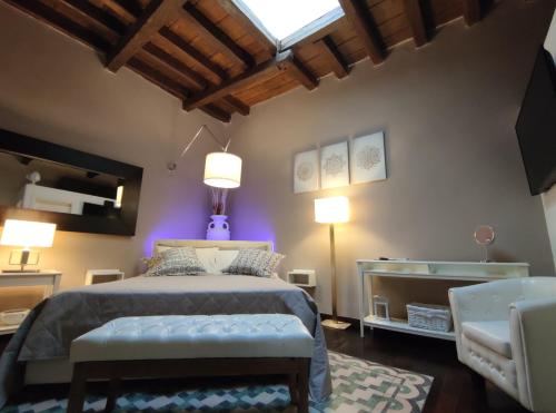 una camera da letto con un letto con illuminazione viola e un tavolo di Dimora Arco Basso - Old Town a Bari