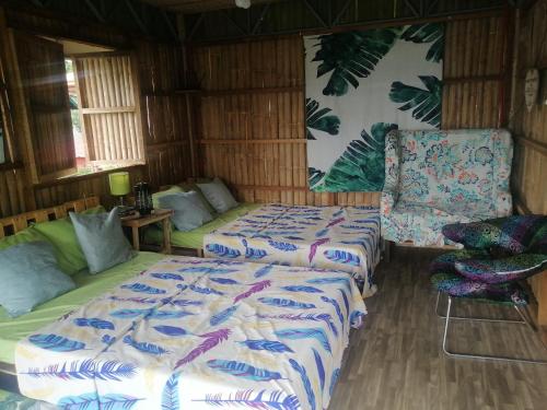 - une chambre avec un lit, un canapé et une chaise dans l'établissement Hilltop Canopy Staycation, à Kinalaglagan