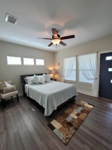 een slaapkamer met een bed en een plafondventilator bij SPACIOUS TOWNHOUSE MINUTES FROM DOWNTOWN SA. in San Antonio