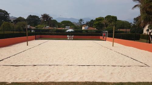 an empty volleyball court with an umbrella on it at Pousada Vila Minas in Itanhandu