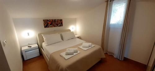 Un pat sau paturi într-o cameră la Apartments Sunny Hvar 2 - with pool