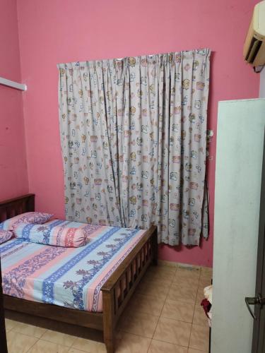Krevet ili kreveti u jedinici u objektu Homestay Taman Husrah