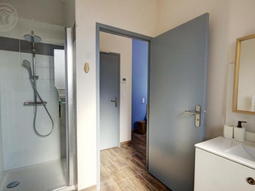 Ein Badezimmer in der Unterkunft Gîte Montchal, 6 pièces, 12 personnes - FR-1-496-234